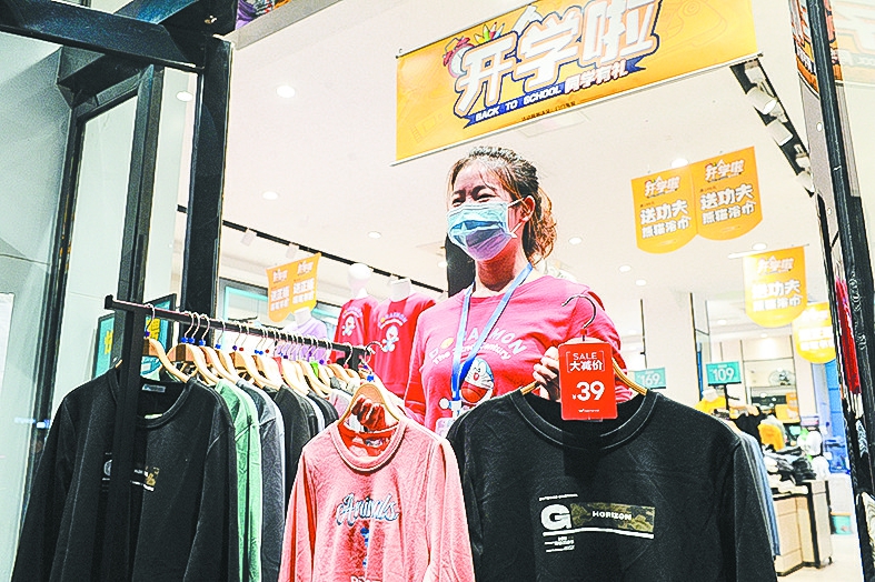 店员叫卖服装