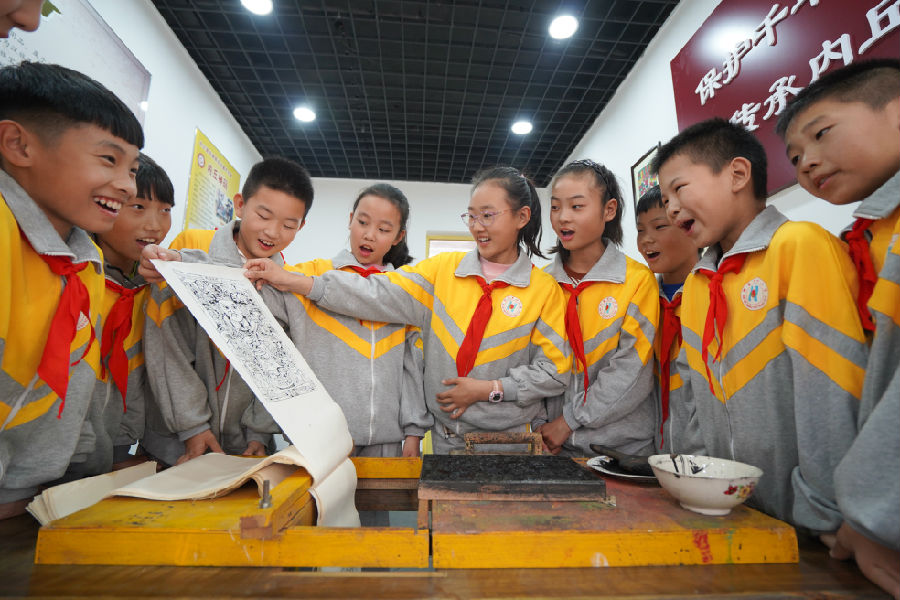 近年来,我县河渠中心小学将当地的省级非物质文化遗产项目"内丘神码"