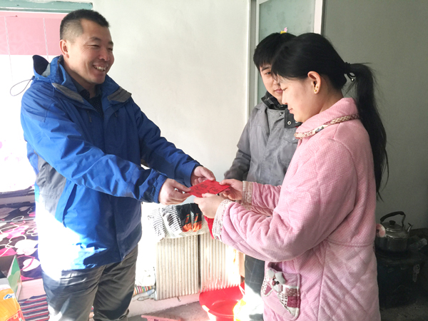 药辅公司春节送温暖4.JPG