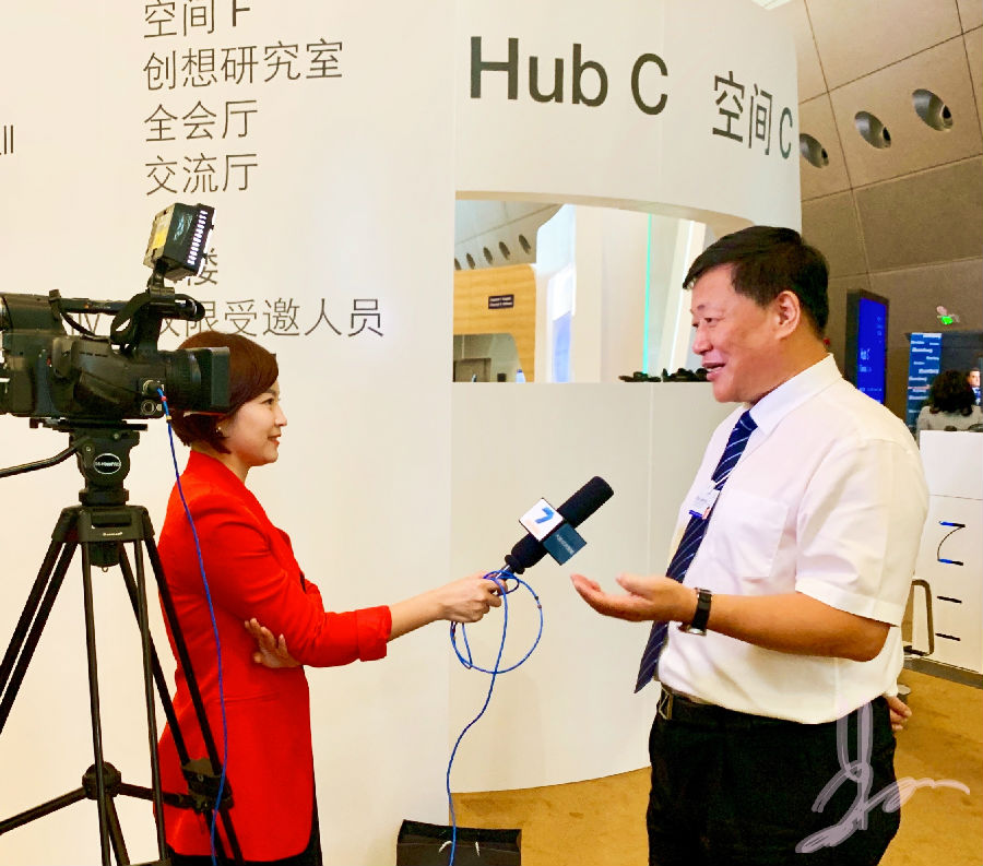 2019.7.2 朱建民在达沃斯论坛期间接受的大连电视台采访.jpg