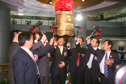 2010.5.20 众嘉宾和董事长朱建民共同敲响奥克股份上市的钟声.jpg