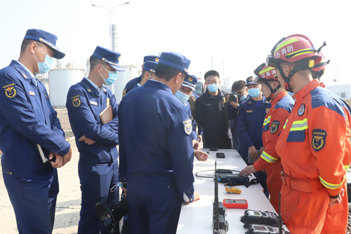 扬州市各地区消防力量在江苏奥克开展化工灭火救援“五知五会三能”专项训练.jpg